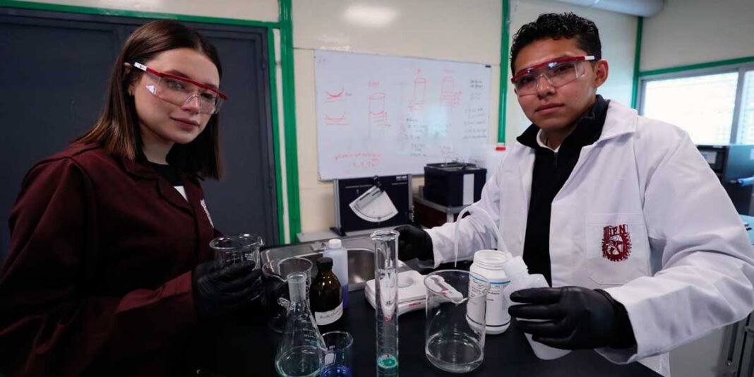 Estudiantes del IPN crean plástico que al degradarse purifica el agua
