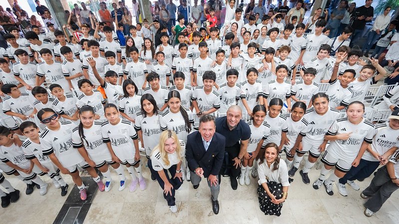 Realizan en Jalisco convivencia del ex futbolista Roberto Carlos da Silva con niños de la Fundación Real Madrid